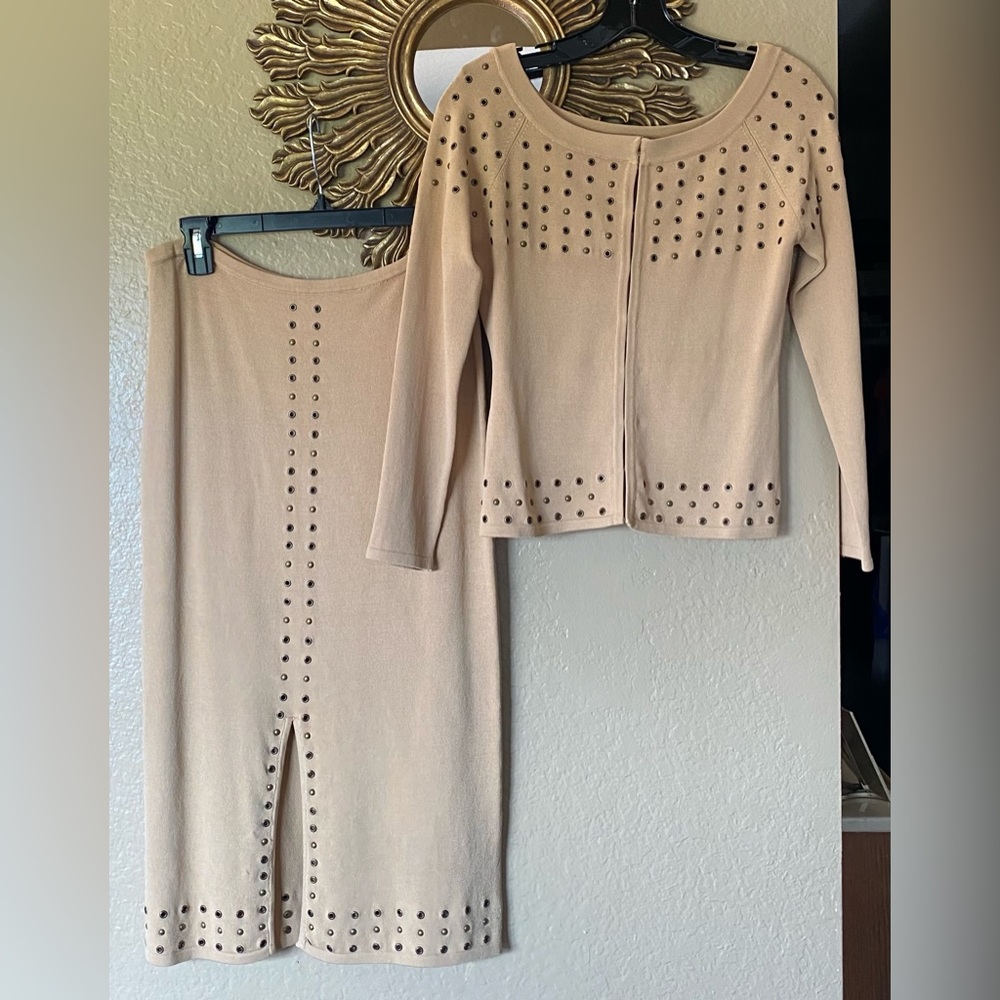 New metal grommets trimmed skirt set